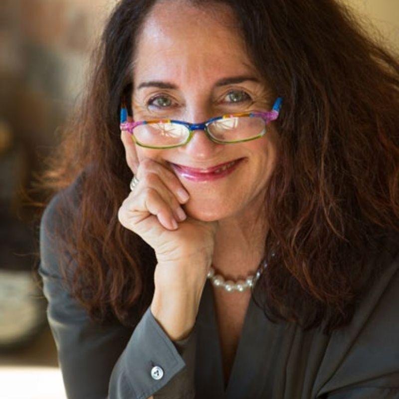 Portrait photo of Diana Raab.